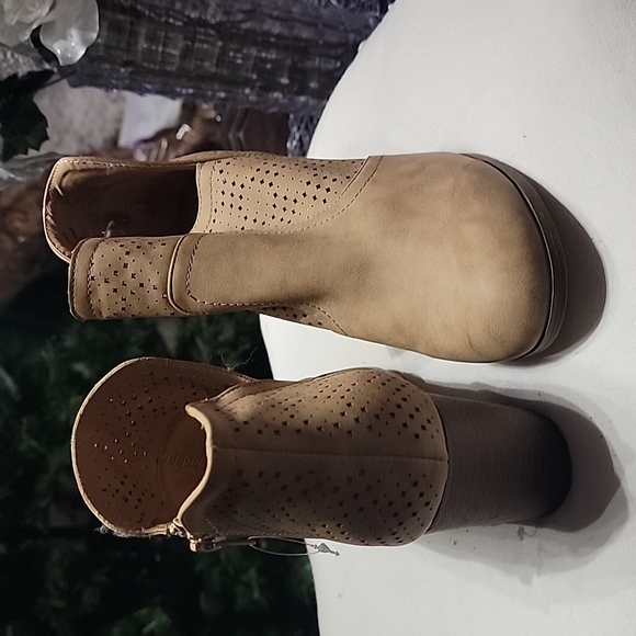 MANDEN Girl Booties size 9 color tan - Picture 3 of 11